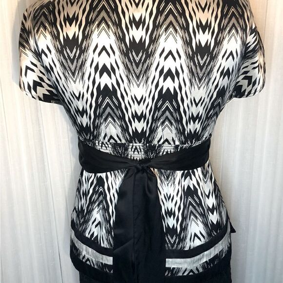 BEBE Kimono Black and White Silk Blouse/Black Silk Previously Owned Size: XS - Picture 3 of 5